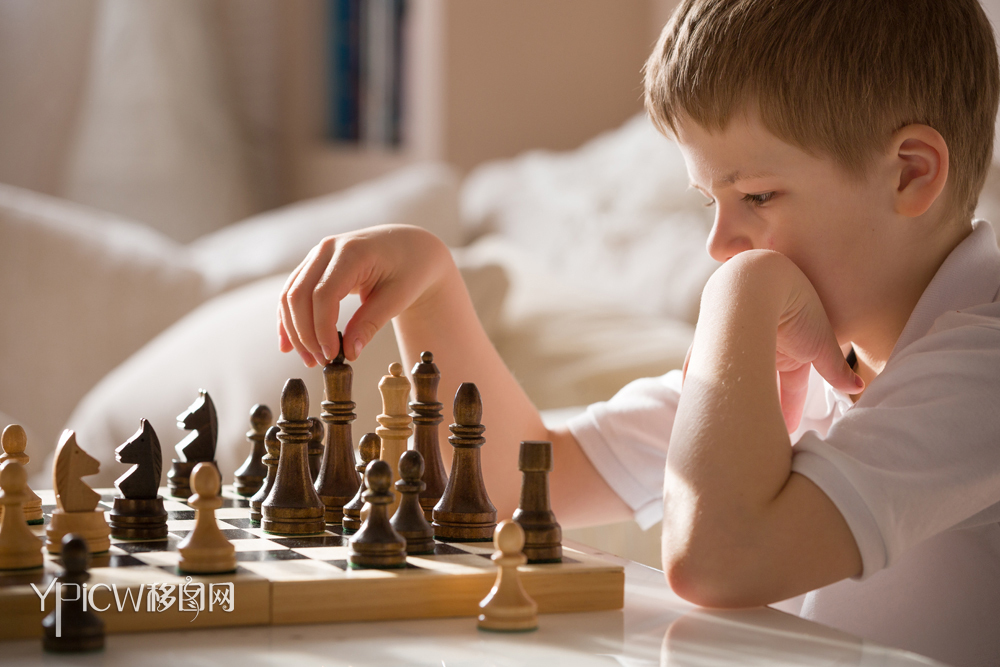 下国际象棋的人棋子棋盘棋局黑棋白棋马棋99